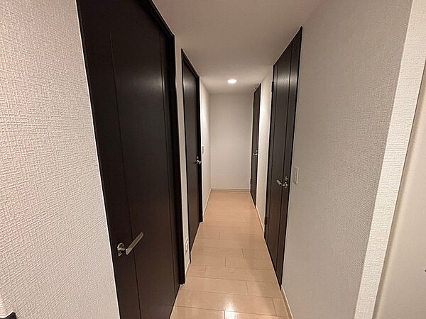 廊下には扉が複数配置され、プライバシーに配慮された空間設計です。