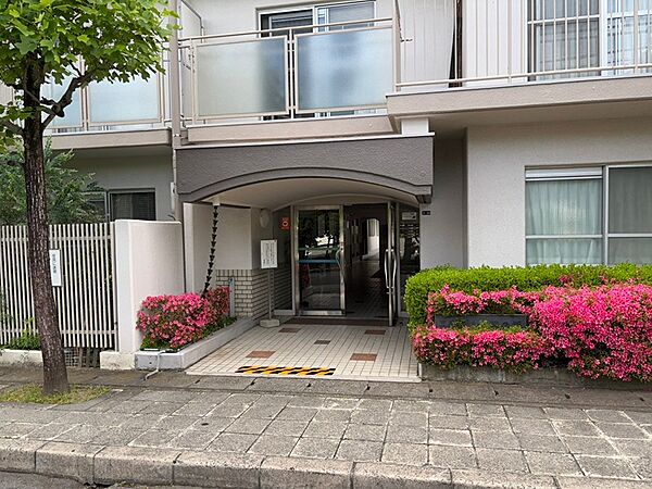 色鮮やかな植栽が施されたエントランスが、住む人を出迎えます。落ち着いた雰囲気で毎日を心地よく過ごせるでしょう。