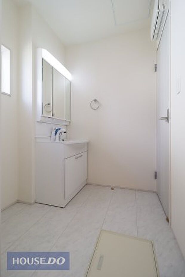 【脱衣所】現地完成写真。洗面脱衣所はゆったりとしたスペースで使いやすいです。