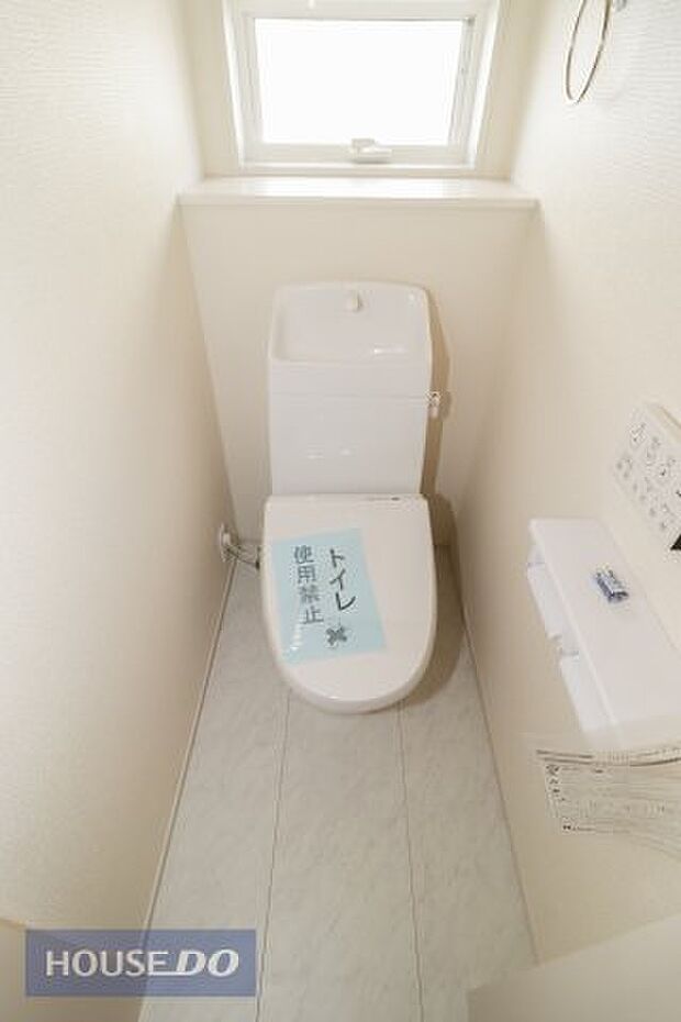 【トイレ】現地完成写真。温水洗浄暖房便座付き。