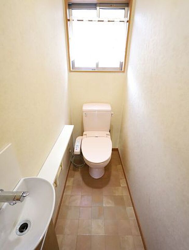 トイレには快適な温水洗浄便座付き※現況の物件写真に、引渡し時のイメージとして CG による画像処理がされています。