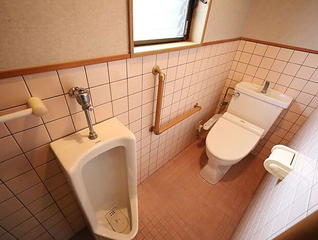 2箇所あるトイレは快適な温水洗浄便座付き。手すりもついて安心です◎