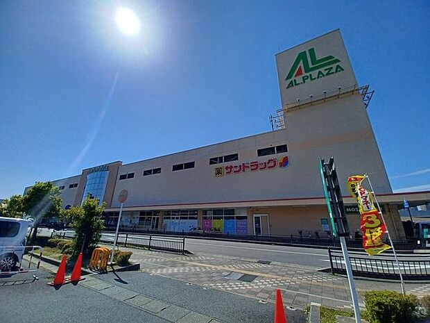 アル・プラザ野洲書店・ドラッグストア等がある総合スーパーです。 210m