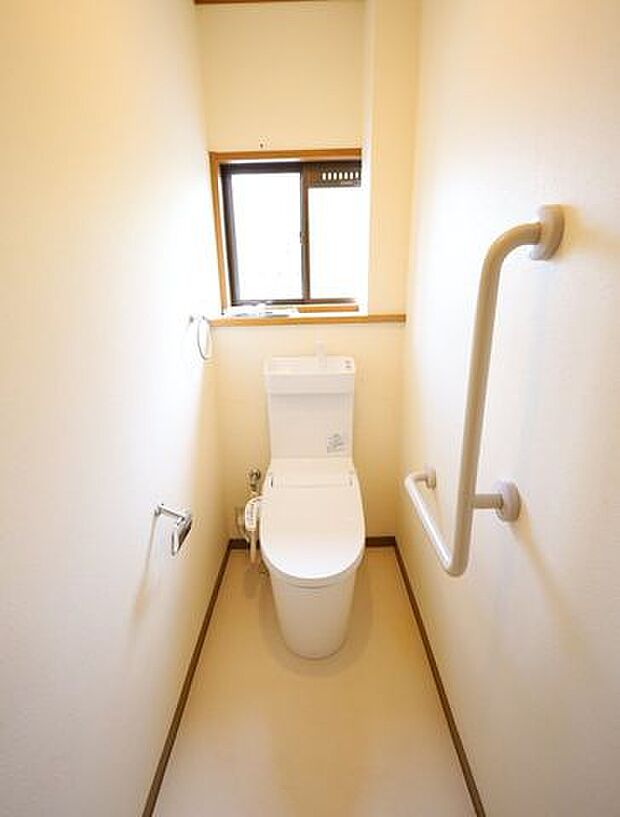 2箇所ある窓付のトイレは快適な温水洗浄便座付き