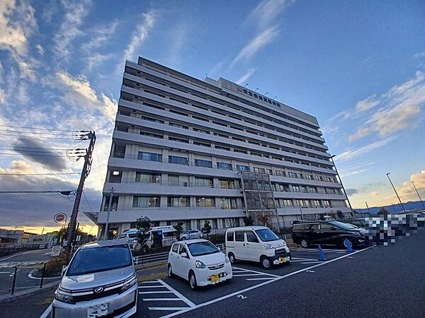 済生会 滋賀県病院 地域医療支援病院の承認を受けるほか、臨床研修病院や災害拠点病院などの指定を受けている民間病院です。 810m