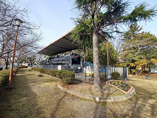 手原SL公園 JR手原駅から徒歩3分にある公園です。D51型の蒸気機関車が展示されております。手原SL保存会の皆さんが定期的に車両の保守・清掃をされており、廃車から長い年月が経った今でも美しい姿を保…