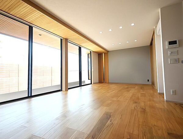 「中庭と一体的につながる住まい」緑あふれる中庭とLDを大開口で繋げることで、四季を楽しめる住まいとなりました。※現況の物件写真に、引渡し時のイメージとして CG による画像処理がされています。