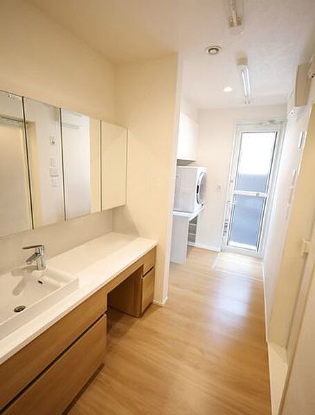 住友林業クレストの洗面化粧台を採用。洗面所内には洗面ドレッサー、室内干スペース・乾太くん9キロ等がございます。※現況の物件写真に、引渡し時のイメージとして CG による画像処理がされています。