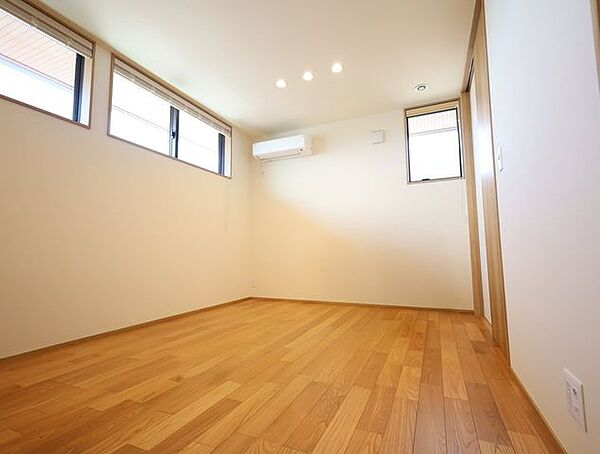 間仕切り設置で将来的に2部屋に改装できる洋室です。※現況の物件写真に、引渡し時のイメージとして CG による画像処理がされています。
