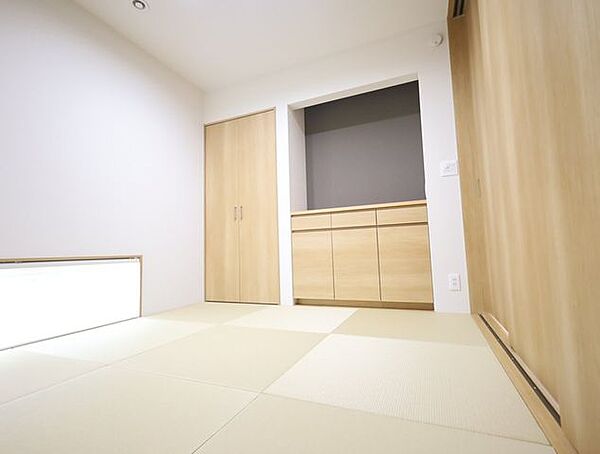 廊下からも出入りできるので、客間としても活躍する和室です！ご両親が遊びに来た時にもゆっくり休んでもらえそうです！