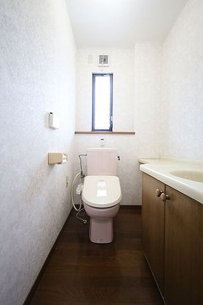1.2階にトイレがあるので渋滞する心配もなし♪便利な手洗い器もついております。