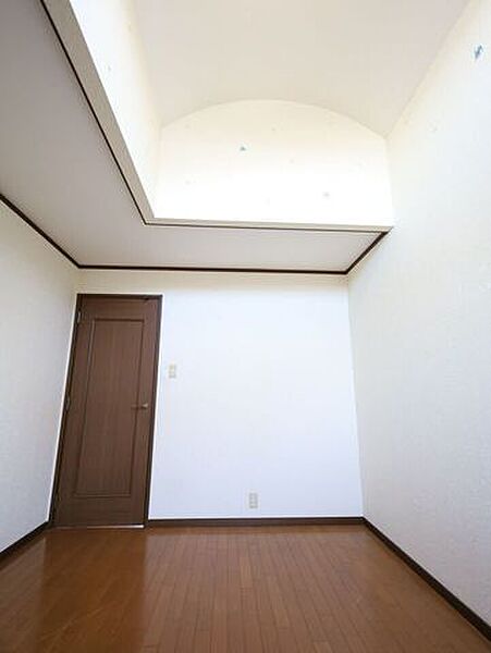 お子様部屋としてお使いいただける洋室です。バルコニーに面した、開放的で心地よい空間です。