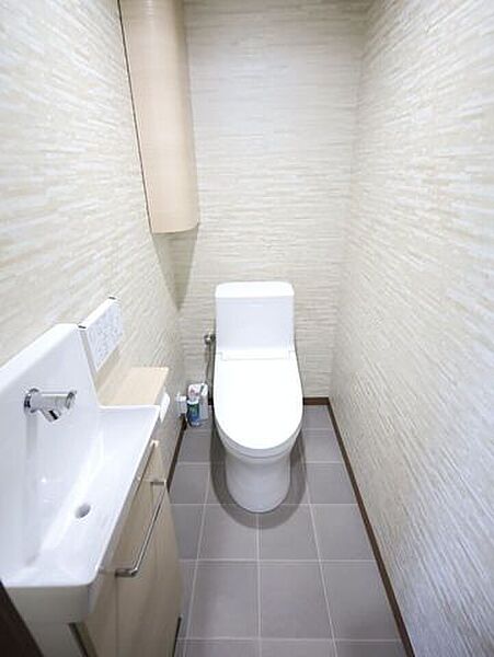 便利な洗面台付きの温水洗浄便座付トイレです♪