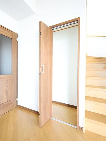 階段横にも収納付！お掃除用具や季節物の家具・家電などの収納に便利なスペースです！