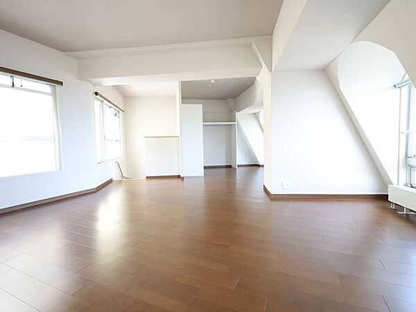 清潔感のあるシックなフローリングがお部屋に馴染み、心地よい空間を演出します。
