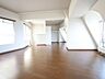 洋室：清潔感のあるシックなフローリングがお部屋に馴染み、心地よい空間を演出します。