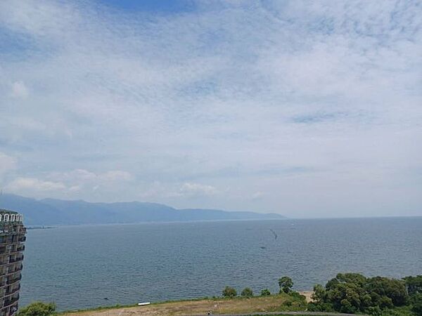 最上階からの眺望。この贅沢なロケーションは都会の喧騒を忘れさせてくれる、特別な時間を提供してくれます。