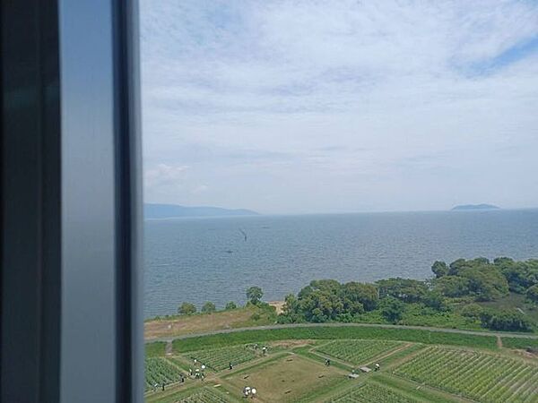 部屋の窓越しに広がる無加工の絶景！最上階から琵琶湖を一望できます。
