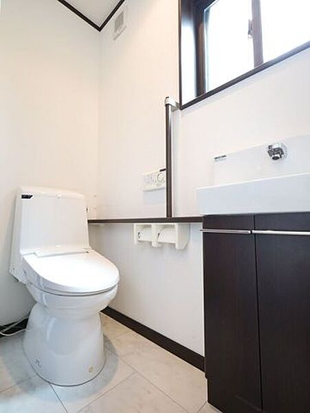 手洗いと収納を備えたトイレで、清潔感のある快適な空間を保てます。