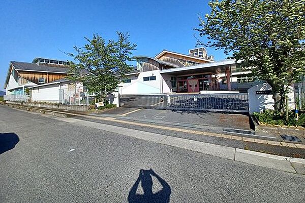 中主幼稚園平成13年度より預かり保育を実施。さらに平成14年度から新園舎で、3年保育が始まりました。3歳から5歳までの子どもたちが新しい環境の中で、先生や友達と一緒に毎日楽しく遊んでいます。 940m