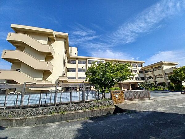 吉身小学校 680m