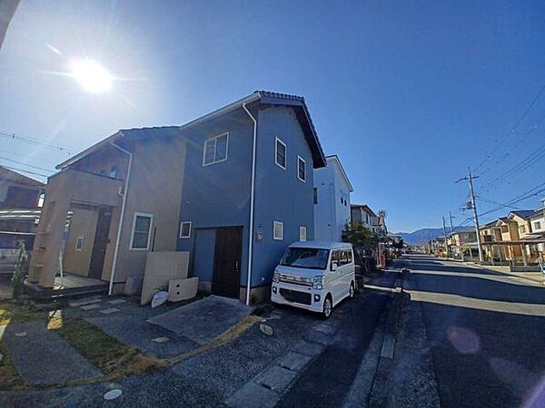 前面道路が広く駐車もスムーズです♪