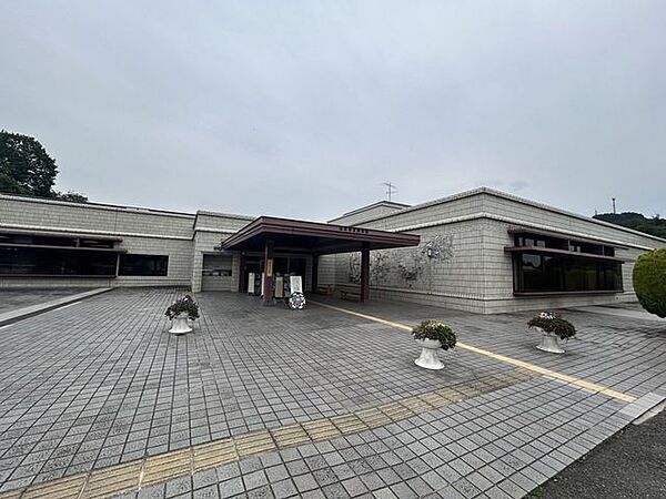 栗東市立図書館月曜日・火曜日が休館日の図書館です。本館のほかに栗東駅前にも西館として図書館がございます。また、栗東市は競走馬との関わりが深く、馬に関する資料を所蔵しています。 2670m