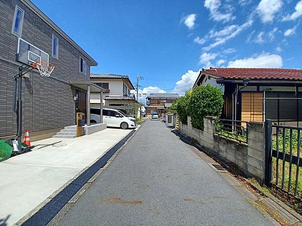 前面道路は南西側で陽当たり良好です◎