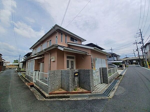 保育園や幼稚園、小学校などの教育施設も徒歩圏内に揃い、子育て世代にもおすすめの住環境。