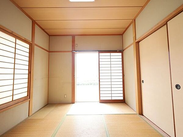 お昼寝や遊び場にも使いやすい、家族にやさしい和室です。