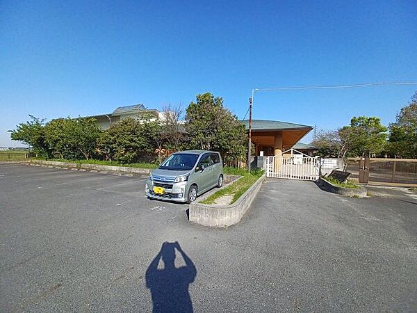 私立きたの保育園1～5歳児を対象とした異年齢保育を実施しています。併設する“きたの子育て支援センター”は、子育て相談や一時保育など、地域の方どなたでもご利用していただけます。 910m