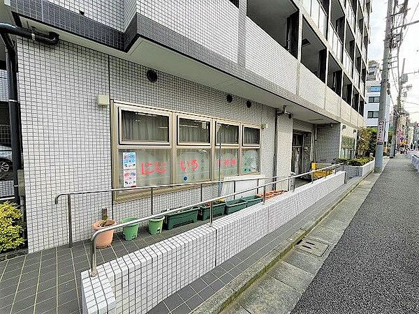 にじいろ保育園中野 70m
