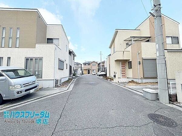 車通りの少ない前道となっております。