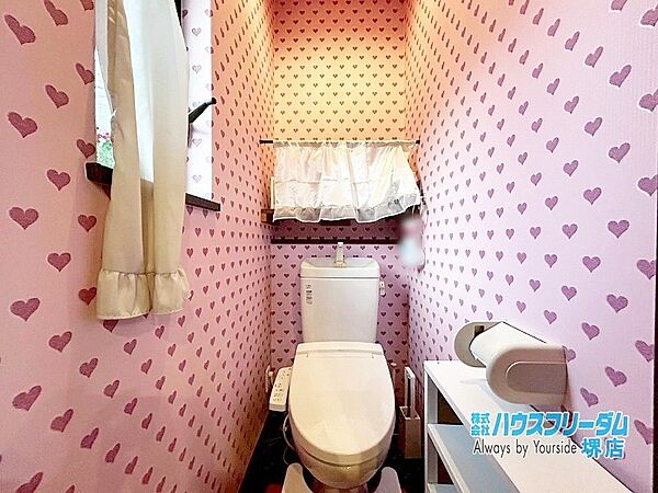 窓から光が入り、明るい雰囲気のお手洗いです！