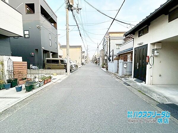 車通りの少ない前道となっております。