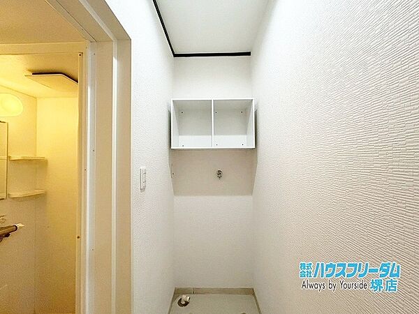 上部棚付きで洗剤などの収納にも便利です！