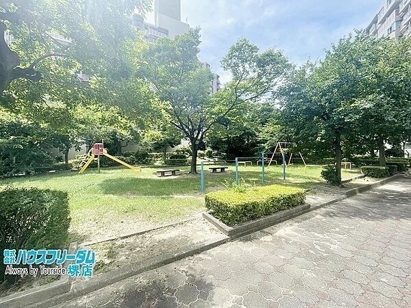 マンション近くに公園がございます♪