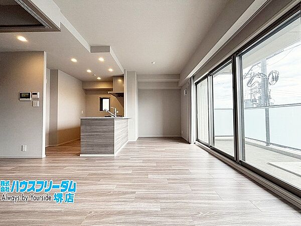 大きくとった窓から明るい光が入るLDK♪
