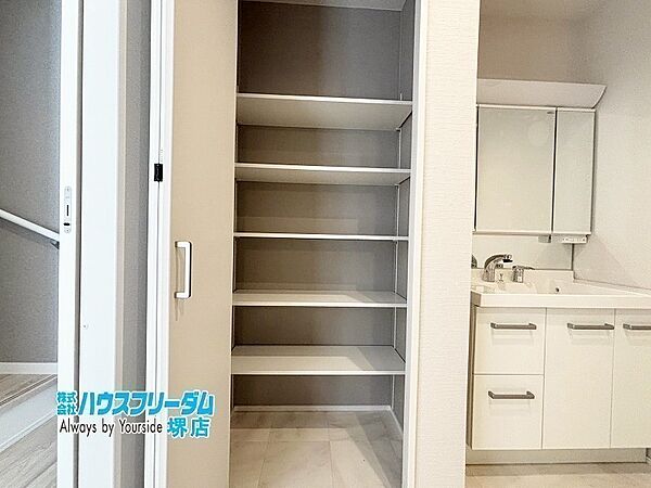 洗面所にも収納が御座います♪