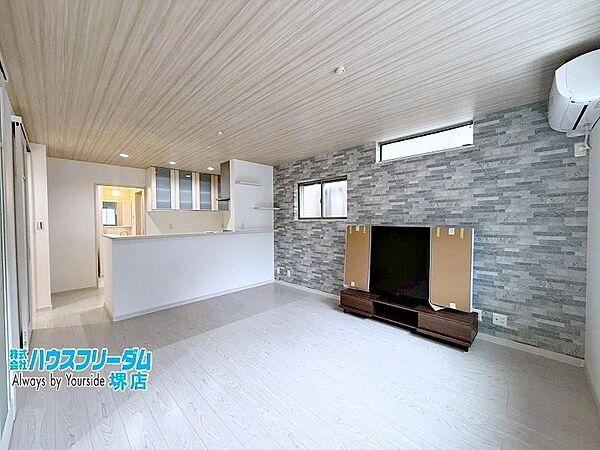 大きくとった窓から明るい光が入るLDK♪