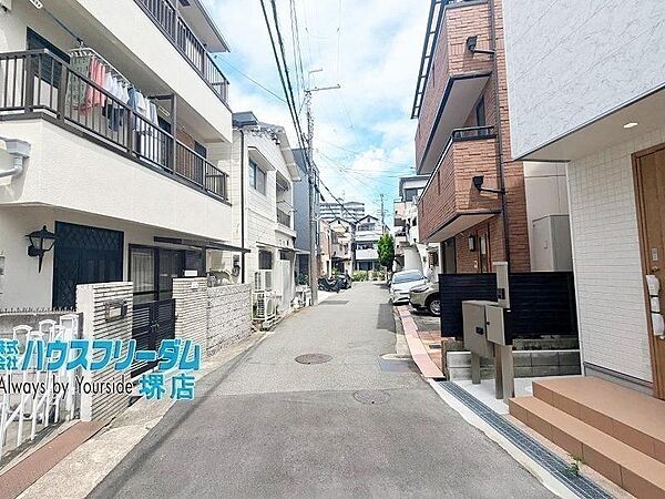 前面道路は車通りが少ない道となっております♪