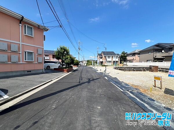 前面道路は広く交通量も少ないです♪