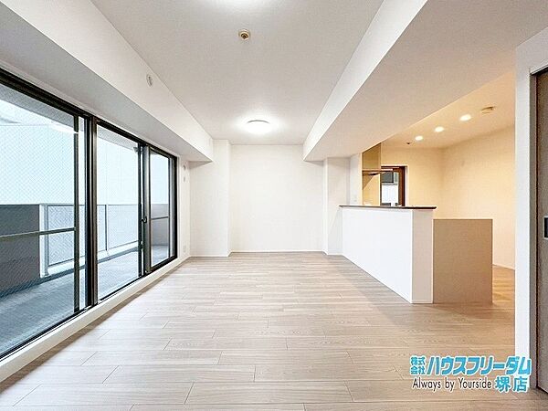 大きくとった窓から明るい光が入るLDK♪