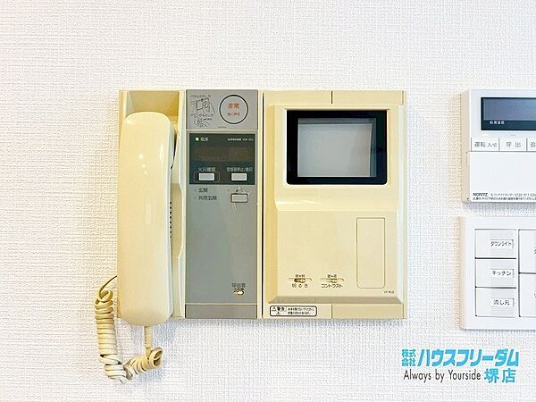 音と映像で訪問者を確認出来るTVモニターホン♪