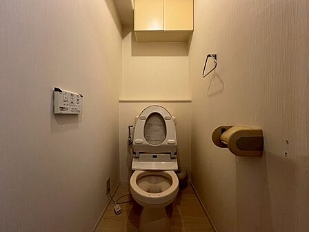 白を基調とした空間で、清潔感のあるトイレです。