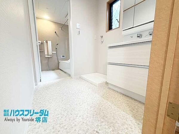 小窓があり、昼間は自然光が入ります！