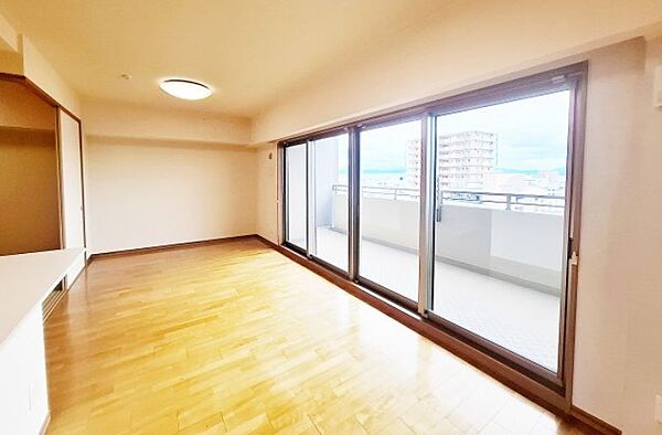 大きくとった窓から明るい光が入るLDK♪