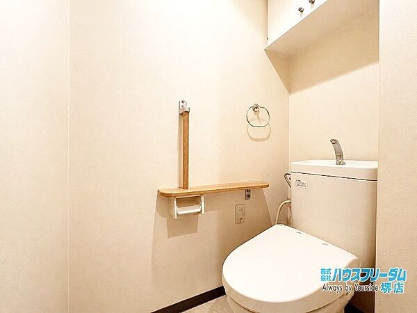 白を基調とした清潔な印象のトイレです！