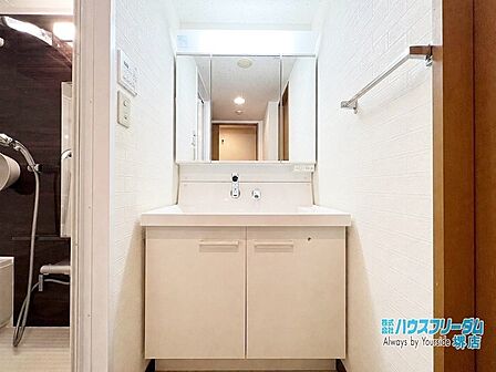 細々したものもスッキリ収納できる洗面台♪