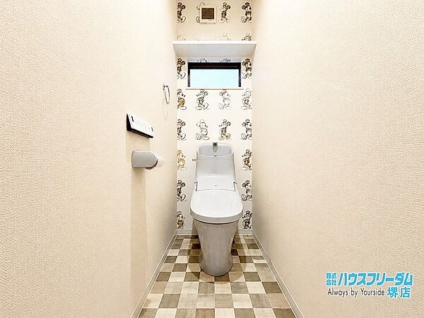 窓から光が入り、明るい雰囲気のお手洗いです！